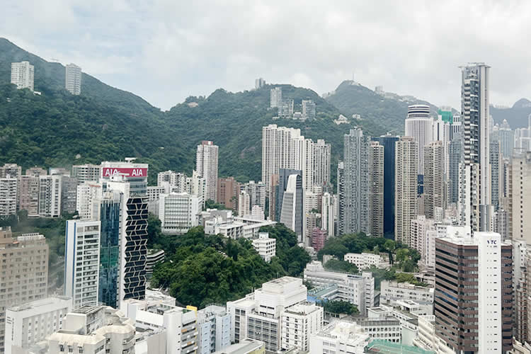 香港居民要在内地办理房产证及夫妻之间房产过户所需的婚姻及家庭状况声明书公证怎么办理呢？